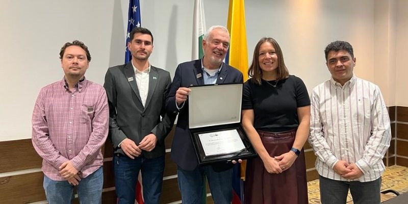 La Embajada de los Estados Unidos en Colombia y la Alcaldía de Caucasia se reunieron este 17 de marzo para entregar a la Universidad de Medellín un reconocimiento por su compromiso y desempeño en el cumplimiento del Convenio Seguridad y Justicia para la población carcelaria de Caucasia.