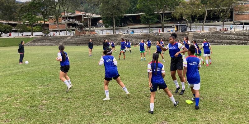 Fútbol femenino en la Universidad de Medellín.