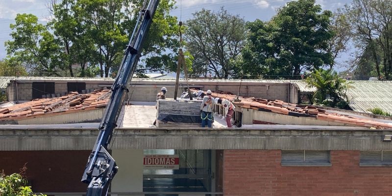 Instalación de un sistema de integración energética que incorpora 2.025 m2 de paneles solares en la Universidad de Medellín.