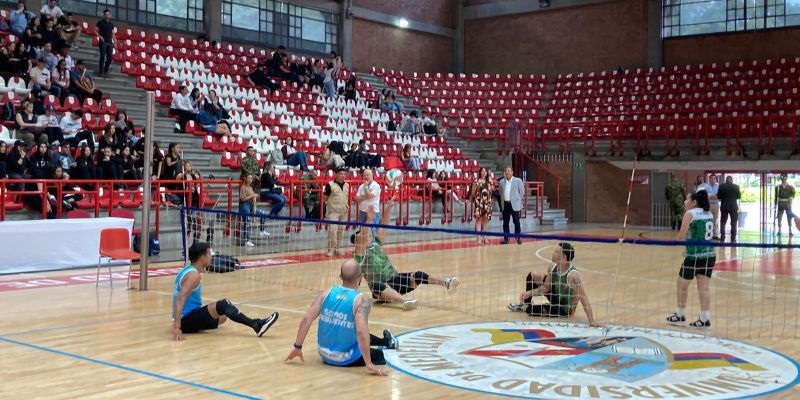 Exhibición de voleibol sentado en la Universidad de Medellín.