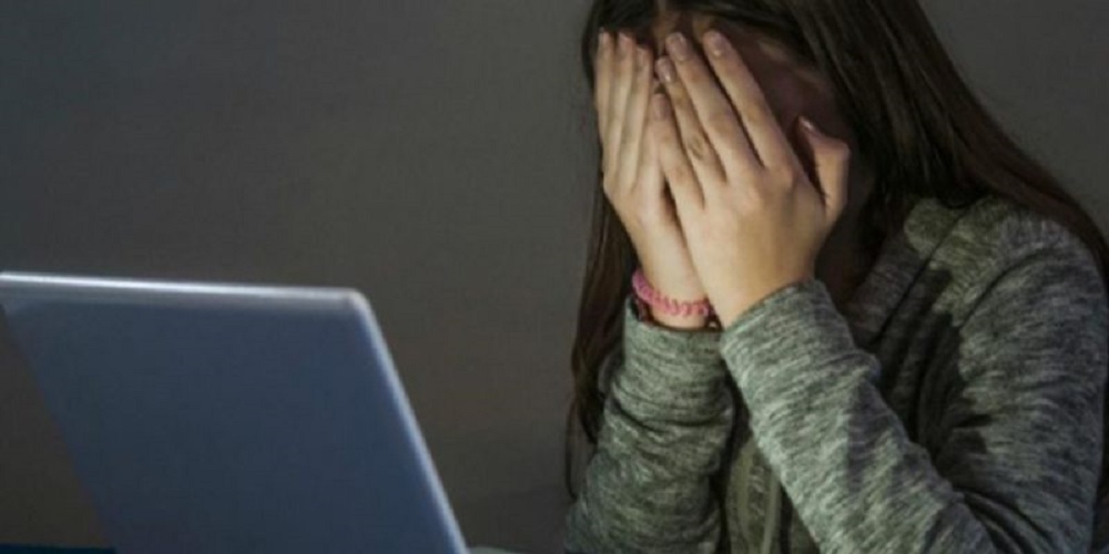 Las actividades rutinarias de los jóvenes, como estar conectados mucho tiempo en internet y publicar fotos que revelan información personal, entre otras, están haciendo que sean más propensos a sufrir de cibervictimización.
