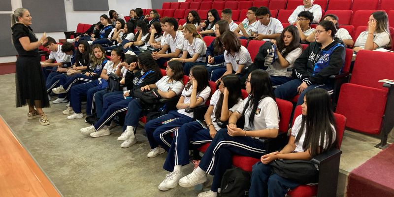 Estudiantes de colegios de Medellín visitan el campus de la UdeMedellín.