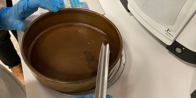 Investigadores de la UdeMedellín han encontrado gran efectividad de la cáscara de café para descontaminar las aguas residuales que contienen fármacos como antibióticos y analgésicos.