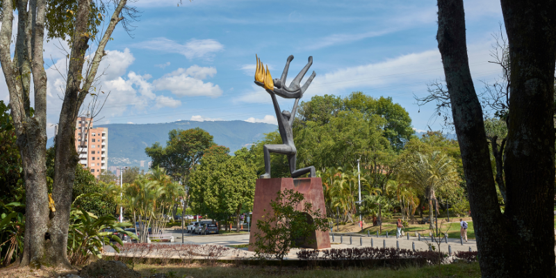 Campus de la Universidad de Medellín. Escultura Prometeo.