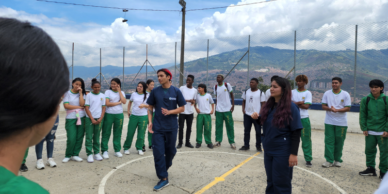 Estudiantes de Psicología de la Universidad de Medellín dan acompañamiento psicológico en colegios del valle de Aburrá. Foto en Zamora, Bello.